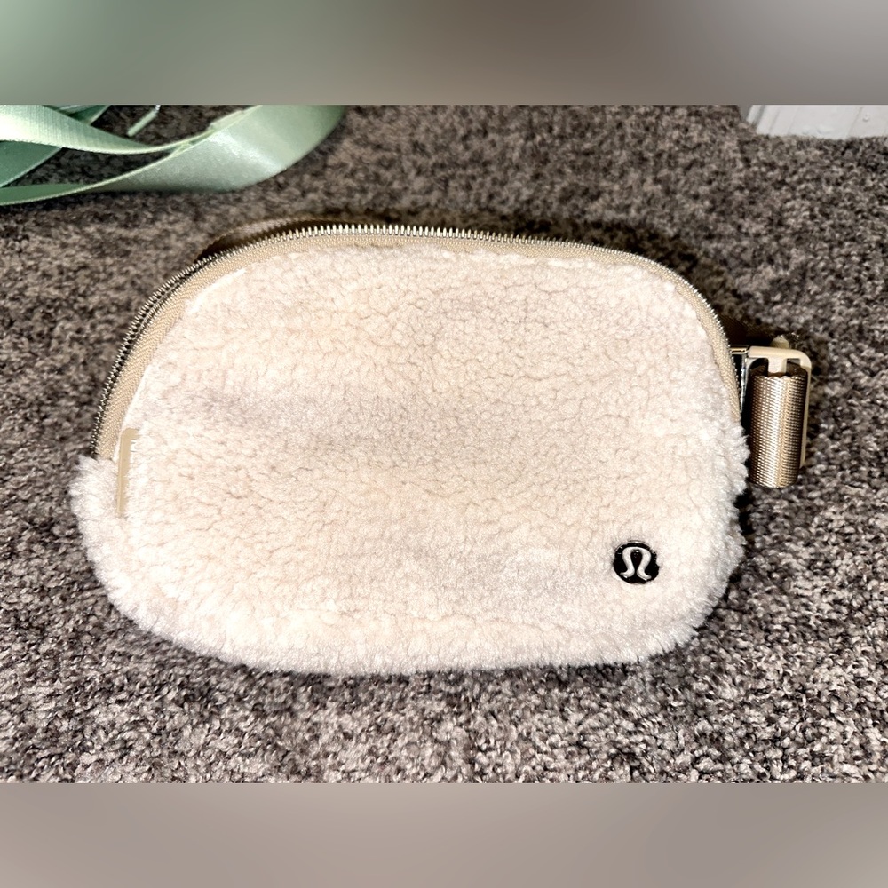 Sherpa lululemon belt bag